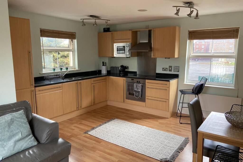 Sunny Spacious Apartment 2 Minutes From The Beach! Southend-on-Sea Bagian luar foto